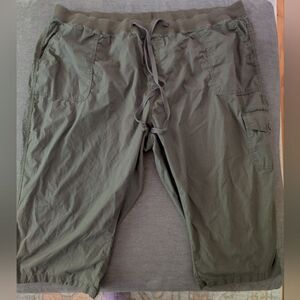 St John's Bay Cargo Capris Olive Green 4X